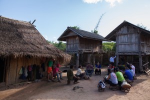 Mrs Sengkeo一家在屋外接受我們的訪問