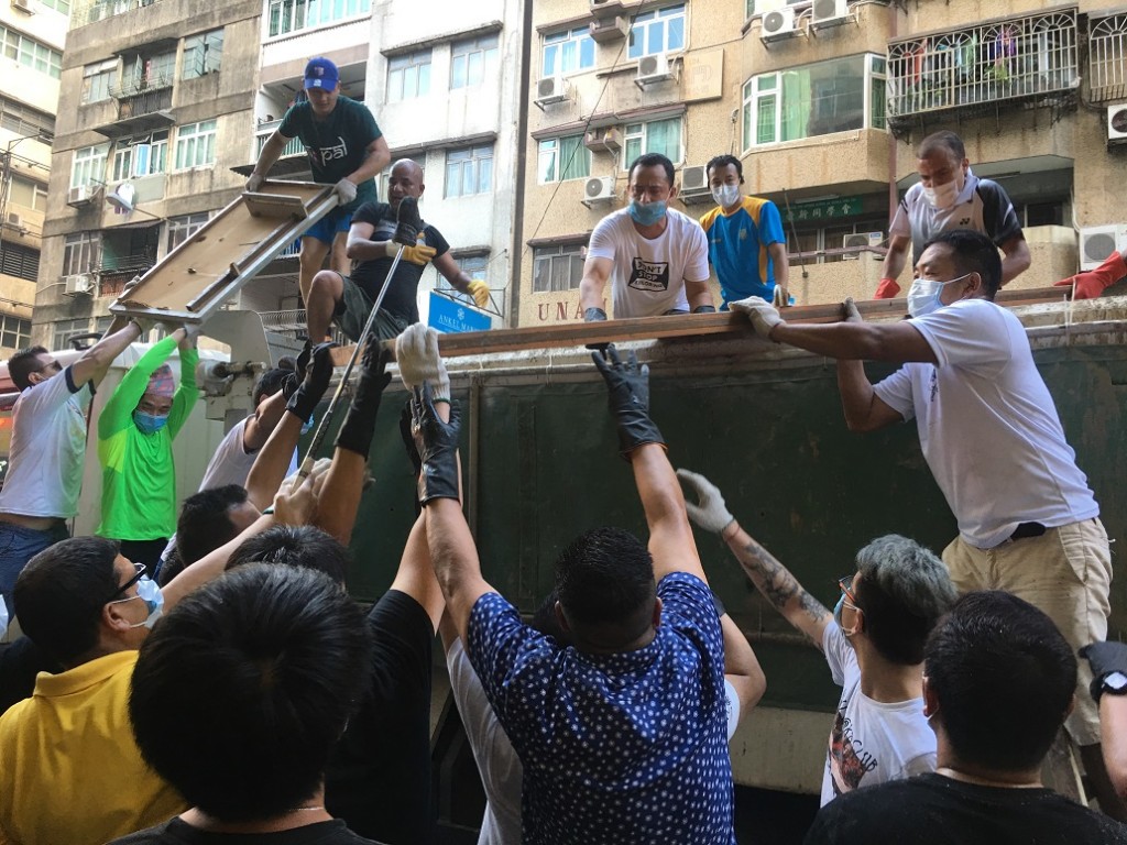 還有外籍手足的份!一班居澳工作的外籍人士,不怕危險,不介意邋遢,踏在高身的泥頭車內,或站在較高的垃圾堆中,收集垃圾。(圖片:陳宇威 / 澳門樂施會)