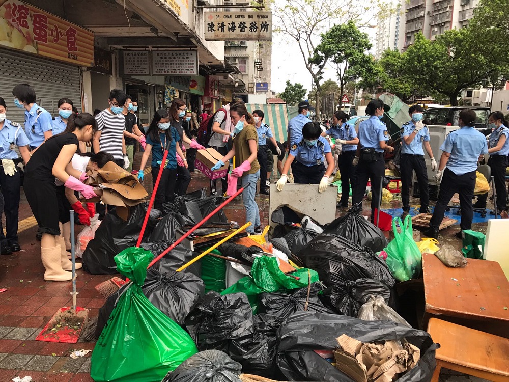 一群近乎不眠不休的紀律部隊及解放軍駐澳部隊在今次善後工作中,也功不可沒。