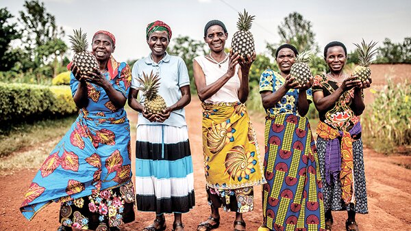 小農以自己雙手種植農作物,以公平貿易改善生計,喜上眉梢。