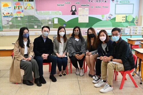 香港交易所慈善基金代表李先生(右一)在樂施會團隊成員的陪同下,參觀中文親子班教學並與非華語教學助理進行交流。