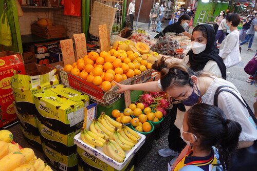 本課程中加入課外參觀活動,參觀地點與單元主題相結合,藉此幫助學生理解學習內容,提高學習趣味及學習效能。例如單元一以「菜市場」作為教學主題,教師於第五教節會帶同學生和家長到學校附近的菜市場參觀,完成一系列的活動任務,同時教師亦會就參觀內容進行講解,活動貼合學生的生活體驗,亦能讓學生及家長活學活用。