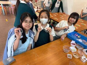 學校舉行校園嘉年華並設置籌款攤位，以行動支持貧困家庭及弱勢社群，關心世界貧窮問題。