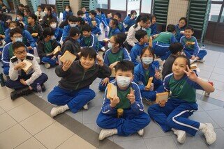 學校自組貧富宴的籌款活動。學生分別體驗貧窮人及富有人用膳，感受當中的貧富不均，了解及反思資源分配與貧窮的問題。