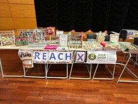 學校自發舉辦賣物會，所籌得的款項捐助給樂施會，支持香港及世界各地的扶貧項目。