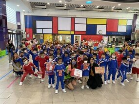 同學踴躍捐出新年利是，幫助貧困孩子以知識改變命運。