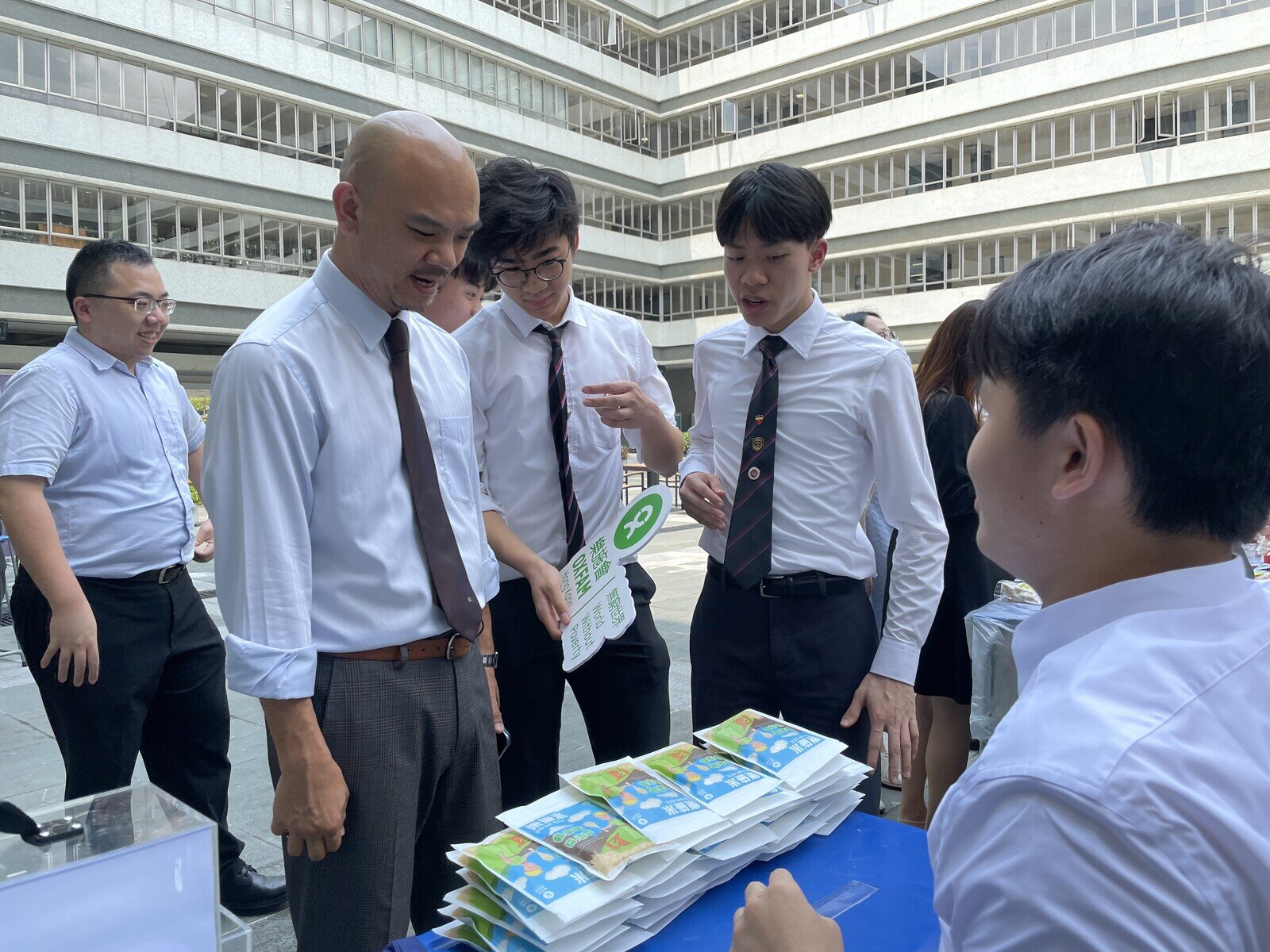 組織學生成為「樂施米校園大使」，於校園內自置米檔義賣，讓同學關注氣候變化與貧窮的關係。