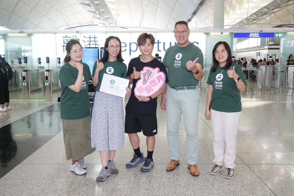 樂施大使梁釗峰(中間) 、 樂施會籌募傳訊總監王灝鳴右二 及樂施會衆同事準備出發到尼泊爾山區探訪。