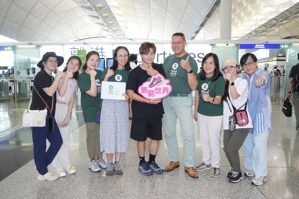 樂施大使梁釗峰(中間) 、 樂施會籌募傳訊總監王灝鳴右四 、樂施會衆同事及工作人員準備出發到尼泊爾山區探訪。