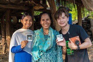 不少妇女仍然以微笑面对困难