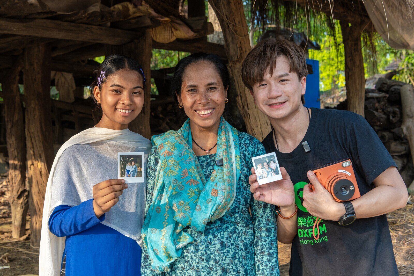 不少妇女仍然以微笑面对困难