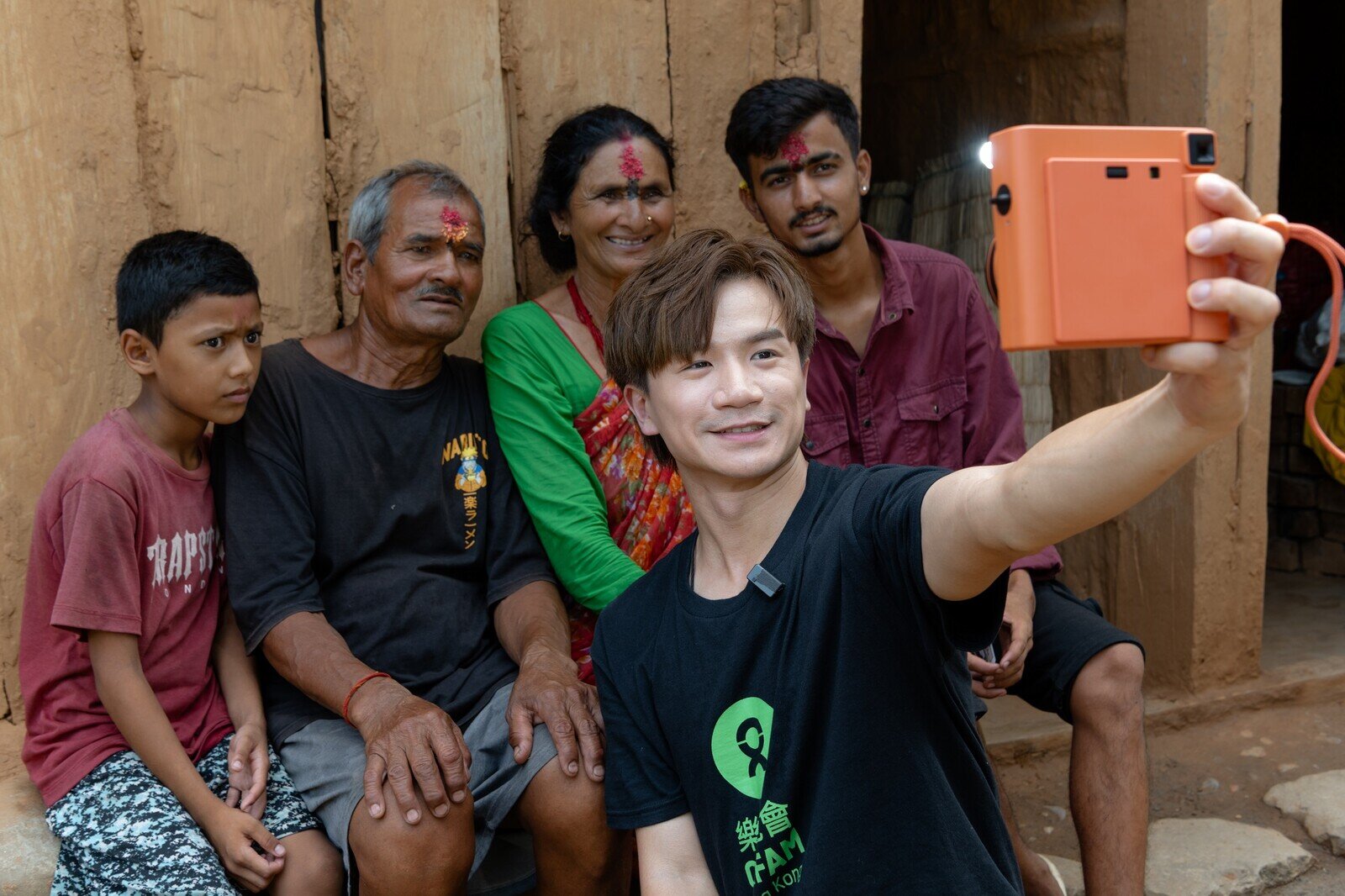 透过乐施会灾后紧急援助，为受影响家庭提供食物包、卫生包等必需品