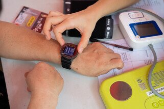 項目團隊教導工友如何使用智能手錶。