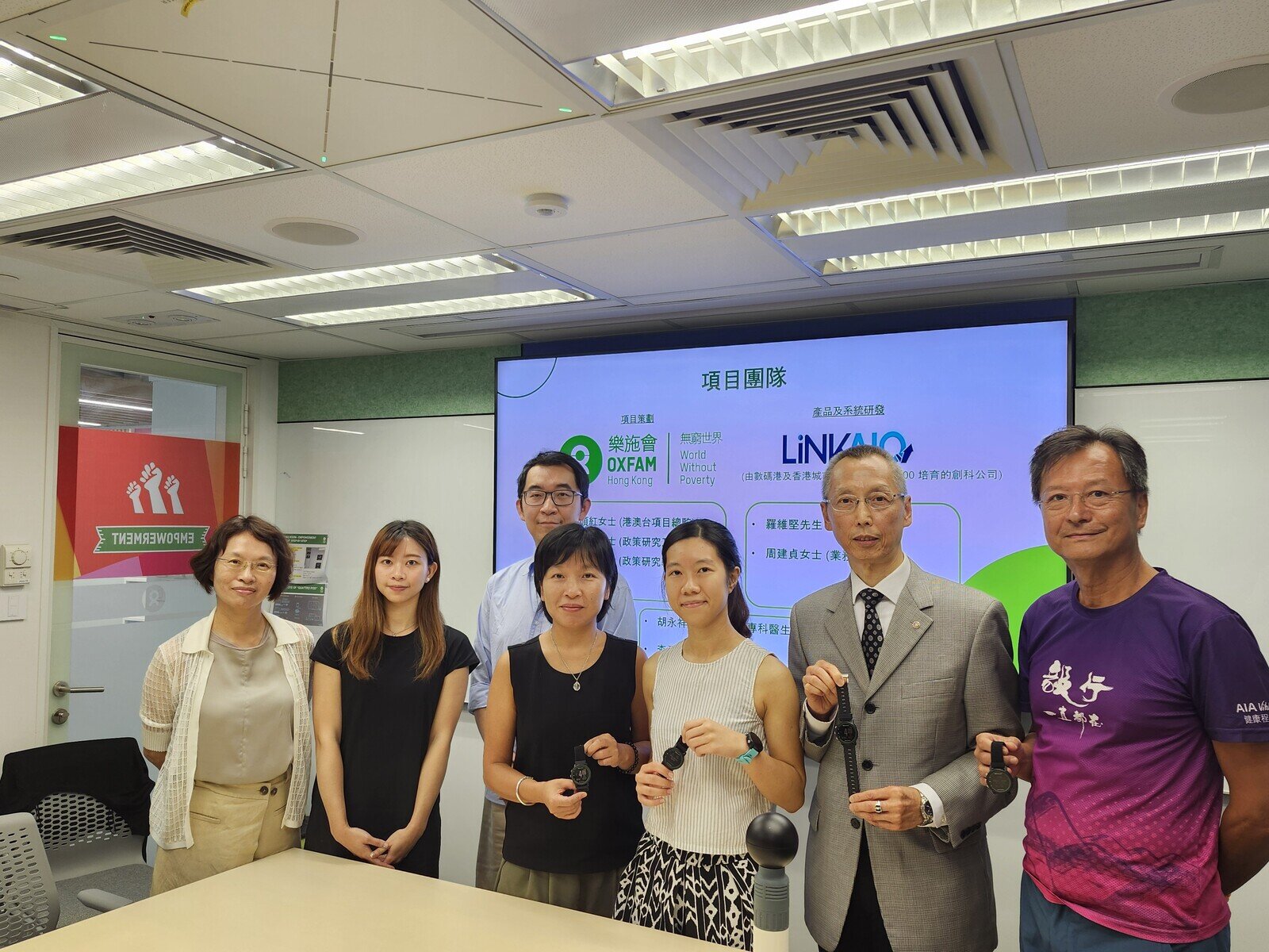 第一行由左至右：數碼港和香港城市大學HK Tech 300創科公司 - 奧斐康生物有限公司業務總監周建貞、樂施會政策研究幹事池淑霖女士、樂施會研究及倡議經理梁名峰博士、樂施會港澳台項目總監黃碩紅女士、李君慧醫生、數碼港和香港城市大學HK Tech 300創科公司 - 奧斐康生物有限公司董事羅維堅及運動醫學顧問、急症科專科醫生胡永祥醫生一同参與樂施會研發防暑警報系統及在智能暑熱手錶發佈會上講解測試結果。