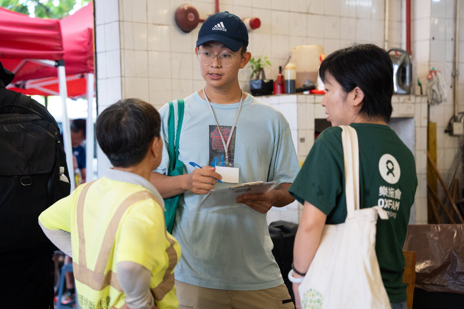 項目團隊協助工友填寫健康問卷。