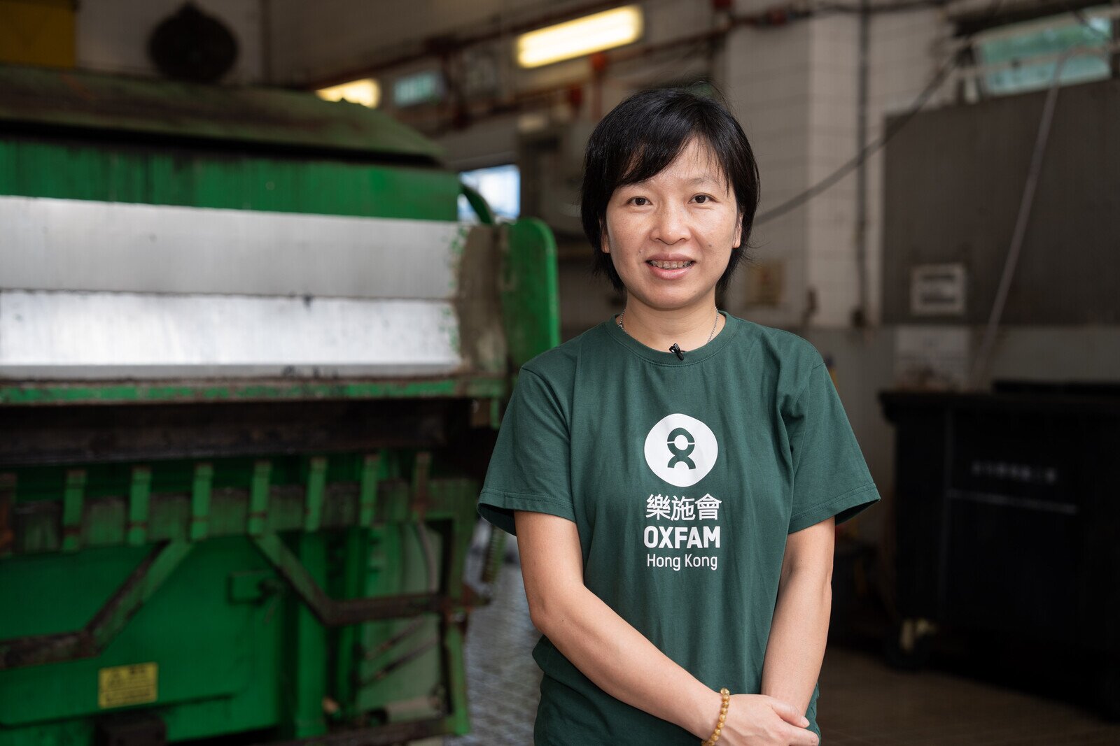 樂施會港澳台項目總監黃碩紅向工友派發智能手錶。