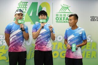 精英毅行者楊志成（戰神）（右）、星級毅行者吳業坤（中）和伍富橋（左）分享參加毅行者的經驗，於記者會上為各位毅行者打氣。