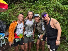 隊號0834其中一位成員第三次參加，而另外三位則第一次參與:「昨天和今天都有下雨，令我們滿腳泥漿，比平時辛苦，但靠着互相鼓勵繼續前行。而沿途的檢查站有很多義工幫忙裝水和打氣，氣氛好像開party。其實我們之中有一個隊友在50公里開始已經腳痛，但我們仍然堅持走到第八個檢查站大帽山，希望四人一起加油，無傷無痛完成活動，在終點影張靚相。參加毅行者最重要的是幫到人。」