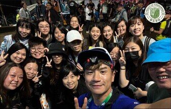 樂施大使梁釗峰的粉絲在凌晨到終點支持。