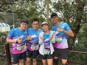 隊號0263四人第一次參加:「我們暫時完成了接近80公里，仍然覺得終點在望。我們中途絕對有想過放棄，不過始終四人一隊，要完成一件事必須要有毅力，所以決定堅持到底。天氣是一個很大的挑戰，因為從未試過在泥巴中行山，鞋子亦很重，要運用很多膝頭和大腿的力量，也會擔心自己受傷，但只要小心翼翼，四人一起互相提點，其實都可以克服。」