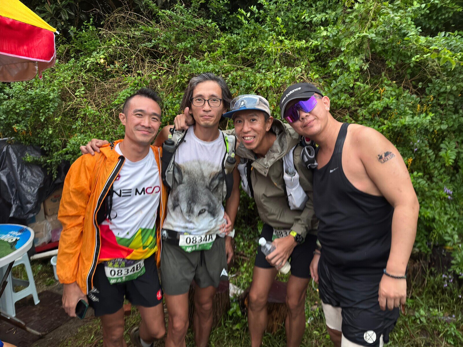 隊號0834其中一位成員第三次參加，而另外三位則第一次參與:「昨天和今天都有下雨，令我們滿腳泥漿，比平時辛苦，但靠着互相鼓勵繼續前行。而沿途的檢查站有很多義工幫忙裝水和打氣，氣氛好像開party。其實我們之中有一個隊友在50公里開始已經腳痛，但我們仍然堅持走到第八個檢查站大帽山，希望四人一起加油，無傷無痛完成活動，在終點影張靚相。參加毅行者最重要的是幫到人。」