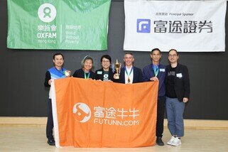樂施毅行者男女混合組冠軍為隊伍8002，隊員包括Chan Kwok Keung、Chung Sing Hong、Lodder Jo和Xie Wen Fei，他們以14小時58分鐘衝線成為男女混合組冠軍。