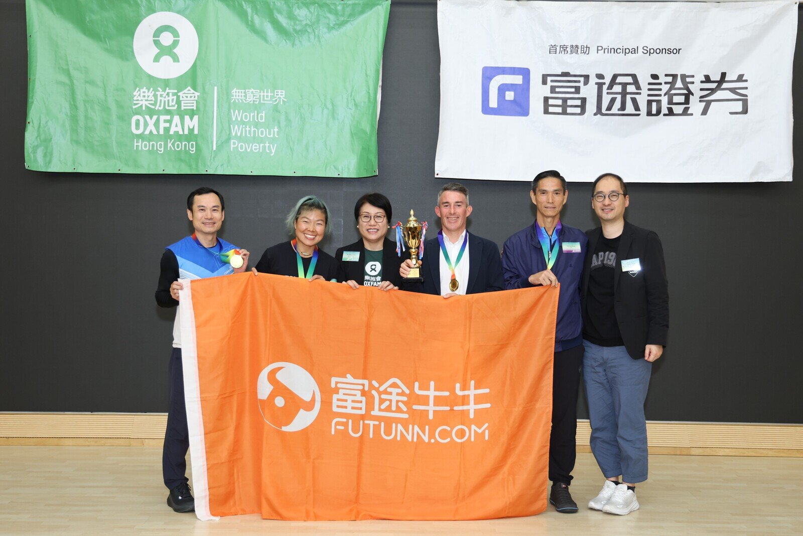 樂施毅行者男女混合組冠軍為隊伍8002，隊員包括Chan Kwok Keung、Chung Sing Hong、Lodder Jo和Xie Wen Fei，他們以14小時58分鐘衝線成為男女混合組冠軍。