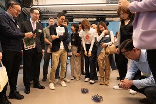 一眾主禮嘉賓參觀無窮實現室社創項目的展區介紹。