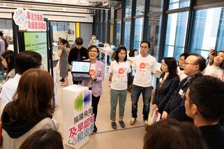 一眾主禮嘉賓參觀無窮實現室社創項目的展區介紹。
