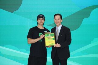 樂施毅行者督導小組召集人陳智思(右)頒發嘉許證書予樂施毅行者活動大使吳業坤 (左)。