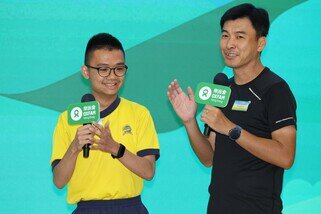 匡智獅子會晨崗學校施性概老師(右)表示，他已連續12年帶領學生參加樂施毅行者，去年亦帶領四位輕度智障及有自閉症的特殊學校高中學生，畢業前組隊參加毅行者。去年完成100公里路線的蔡垂希同學(左)表示，毅行過程雖然困難，但很高興能夠完成目標。