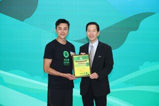 樂施毅行者督導小組召集人陳智思(右)頒發嘉許證書予樂施毅行者宣傳大使黃浩然(左)。