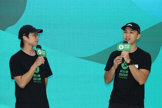 樂施毅行者活動大使吳業坤（左）和星級毅行者伍富橋（右）回想起去年參與「樂施毅行者」的經歷，能在風雨中完成全靠隊友們的互相支持。