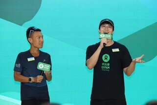 精英毅行者楊志成(左)和樂施毅行者活動大使吳業坤(右)分享參與毅行者的經驗，鼓勵大家今年報名參加。