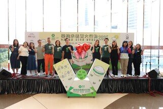 （由左至右）譚仔三哥米線市務總監施美琪、OpenRice Limited General Manager 張惠玲、Sanrio Global Asia Limited副總監陳芷欣、羚邦集團有限公司首席授權官馬慶聰、樂施會籌募及傳訊總監王灝鳴、樂施會總裁潘寶屏、星級運動員曹星如、星級媽媽孫慧雪、樂施會董事會副主席金晋亭、大昌行集團董事兼消費品部門主管楊寶茵、Deckers Brands PX, CSR & Office Manager林盼、Concept 4 Limited人力資源及行政經理黃秀清，及蘇黎世保險 (香港) 市務及企業傳訊部總監劉佳鳳，一同為「樂施米義賣大行動2025」揭幕，呼籲大家支持「救氣候・撐小農」！