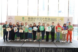 （由左至右）樂施會營運總監鄧智輝、Concept 4 Limited人力資源及行政經理黃秀清、蘇黎世保險 (香港) 市務及企業傳訊部總監劉佳鳳、譚仔三哥米線市務總監施美琪、樂施會總裁潘寶屏、羚邦集團有限公司首席授權官馬慶聰、Sanrio Global Asia Limited副總監陳芷欣、大昌行集團董事兼消費品部門主管楊寶茵、星級運動員曹星如、星級媽媽孫慧雪、OpenRice Limited General Manager 張惠玲、樂施會董事會副主席金晋亭、大昌行集團企業傳訊部主管劉培榮、Deckers Brands PX, CSR & Office Manager林盼及樂施會籌募及傳訊總監王灝鳴一同支持「樂施米義賣大行動」今年邁向30周年。