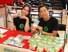 星級媽媽孫慧雪(左)和星級運動員曹星如一同身體力行賣米，支持貧窮小農。