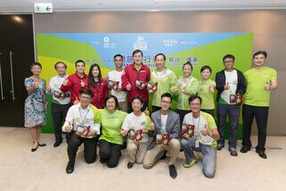 各嘉賓為樂施會一年一度最大型的遠足籌款活動「樂施毅行者2016」揭開序幕