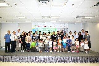 樂施會總裁余志穩與所有與會贊助機構及得獎團體合照。