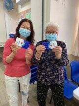 樂施會向基層工友及家庭派發威露士酒精搓手液及消毒濕紙巾。