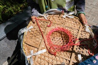 娣姐還想到在竹帽頭圍加上繩圈加高，讓竹帽更透氣。（攝影：曹文偉/樂施會）