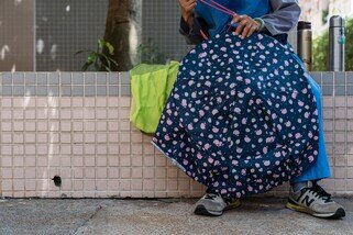 娣姐所戴的防曬帽，是她自己親手構思和製作，外層的遮雨布來自破爛了的雨傘，是她遮風擋雨的妙法；內層則是挺身的竹帽。（攝影：曹文偉/樂施會）