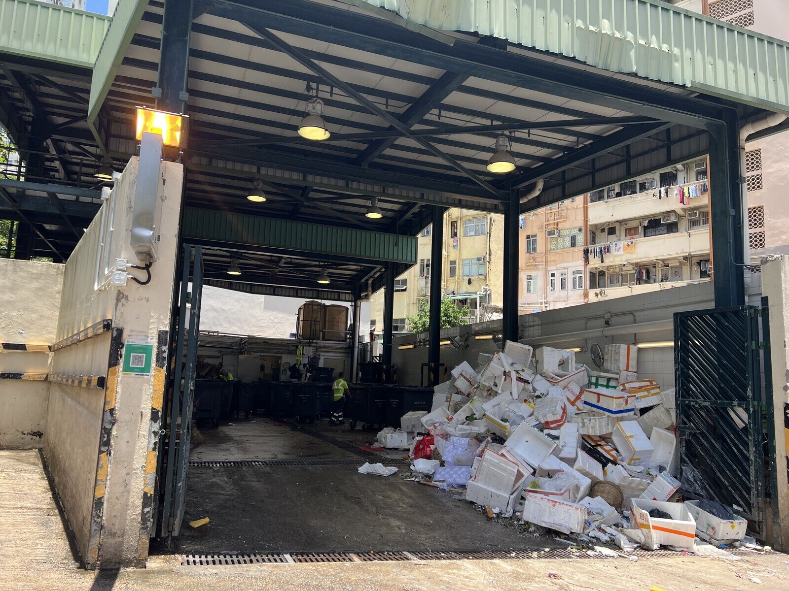 這個位於九龍的垃圾站較為開揚，但由於所處位置並不通風，同樣非常悶熱。