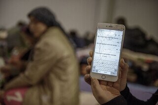 「我的朋友和她的家人全都死了。」一名年輕婦人以手機翻譯功能向我們表達她的傷痛。