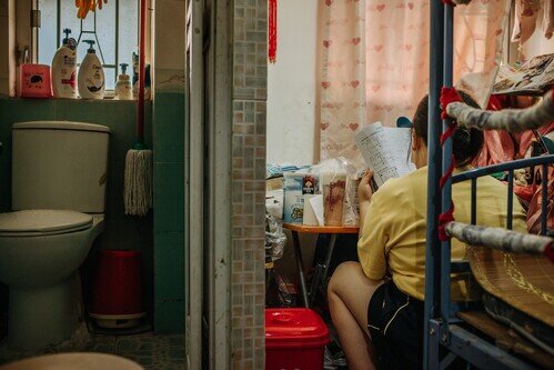 在㓥房里生活的儿童,很多时候都要屈膝在炎热、局促,甚至有臭味的环境下温习或做功课。