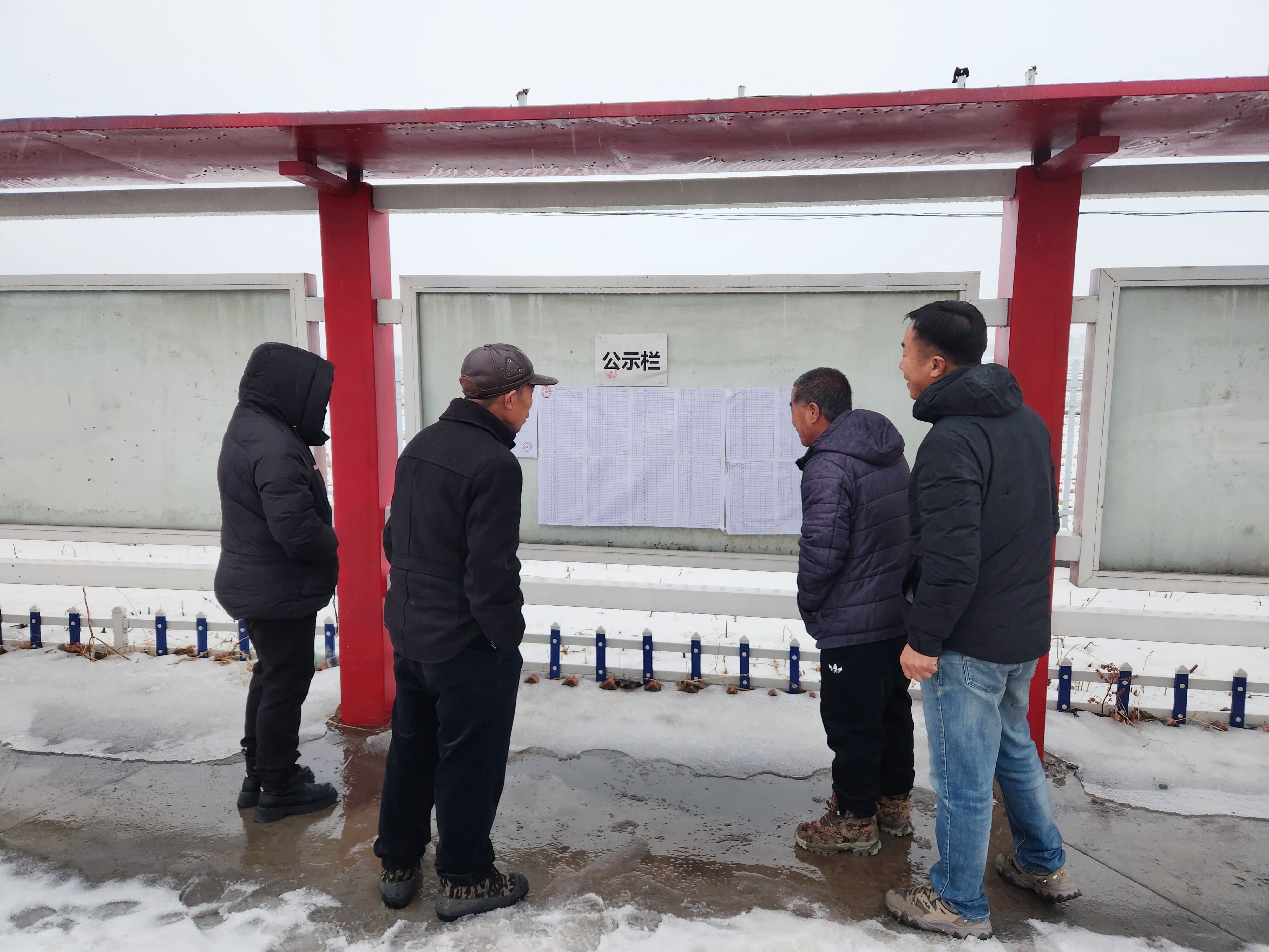 樂施會在舒蘭市平安鎮房身村發派物資後，在村內公示物資發放花名冊。