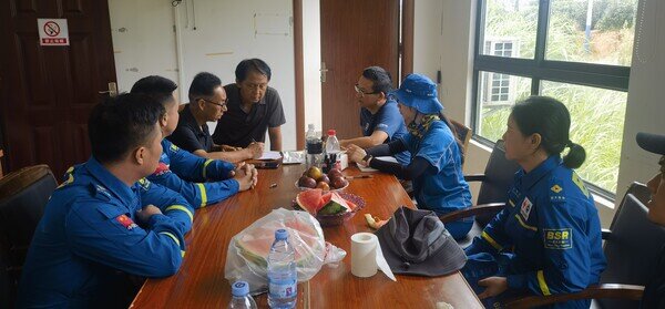 樂施會和當地政府及夥伴藍天救援隊討論對受災村民的支援計劃。