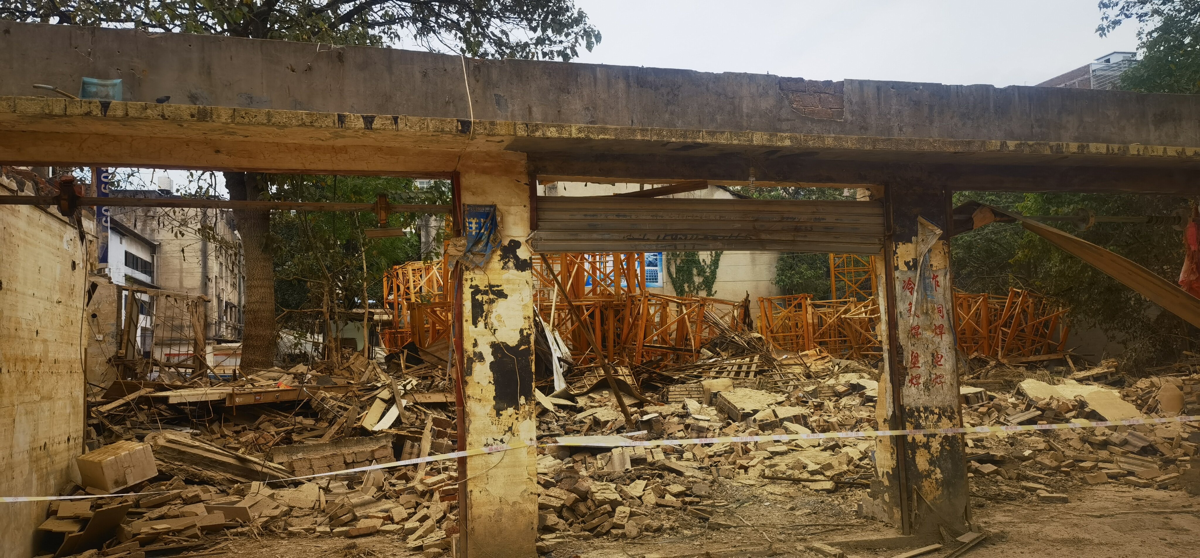 /平江县县城被冲毁的一排商铺