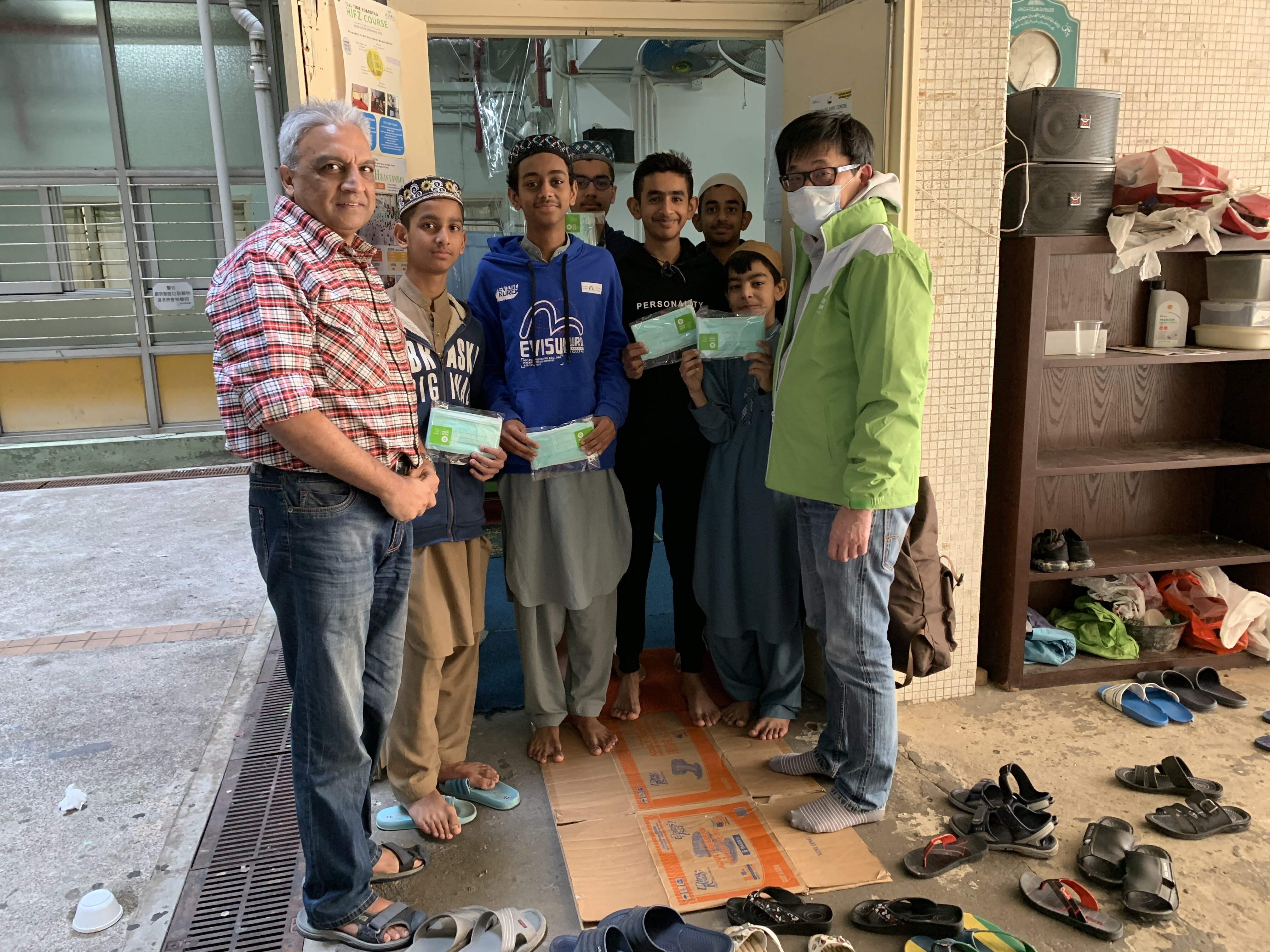 目前有關疫情的資訊以中英語為主,少數族裔未必能掌握,除了口罩,我們亦派發由合作夥伴醫護行者印製包括英語、印度語、旁遮普語、烏都語等的防疫單張。